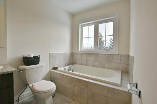 New Blue Mountain Village Snowbridge Executive Townhome Sleeps 10 with Outdoor Pool and Shuttle