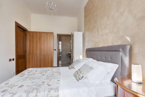 jacuzzi in front of the colosseum - image 11