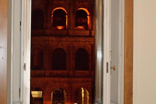 jacuzzi in front of the colosseum - image 9