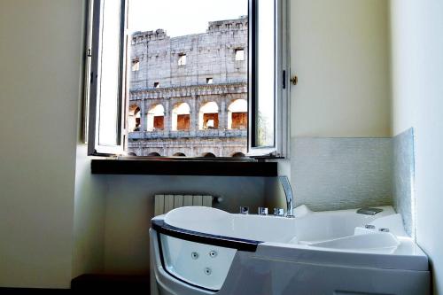 jacuzzi in front of the colosseum - image 10