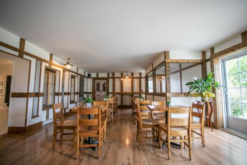 ผับ/เลาจน์, Auberge Seigneurie des Monts in แซ็งต์-อาน-เด-มงต์ (QC)