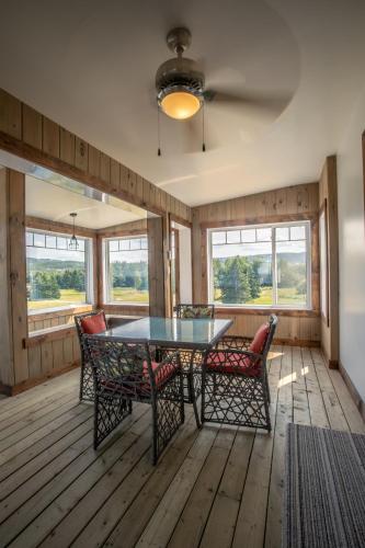 ระเบียง/ชานเรือน, Auberge Seigneurie des Monts in แซ็งต์-อาน-เด-มงต์ (QC)