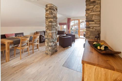 Deluxe Three-Bedroom Apartment