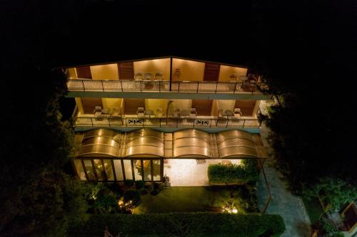 Hotel Chris - main image
