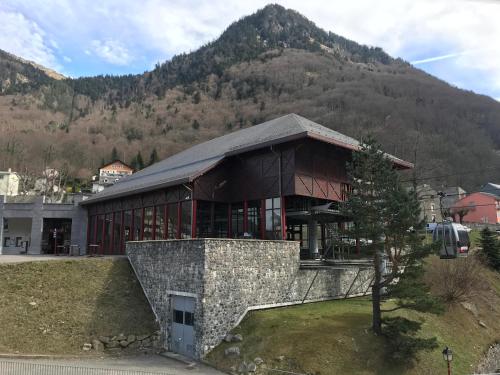 Pied télécabine avec parking couvert, T2 bis 5 personnes. Cauterets