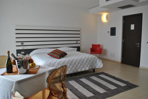 1 queen bed, 1 twin bed