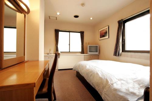 Sakura Ryokan Asakusa Iriya Set in a prime location of Tokyo, Sakura Ryokan puts everything the city has to offer just outside your doorstep. Both business travelers and tourists can enjoy the propertys facilities and services.