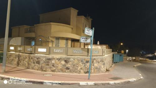Hotellet från utsidan, ARAD-DEAD SEA BASHIRIS PLACE in Arad