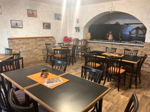 Ресторант, Penzion a Restaurace Na Jizdarne in Кромериж