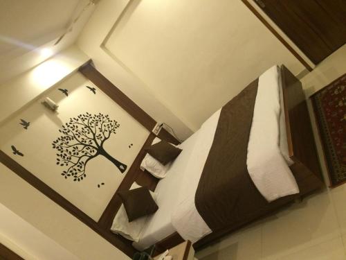 Hotel Mansarovar Located in Maninagar, Hotel Mansarovar is a perfect starting point from which to explore Ahmedabad. The property has everything you need for a comfortable stay. All the necessary facilities, including