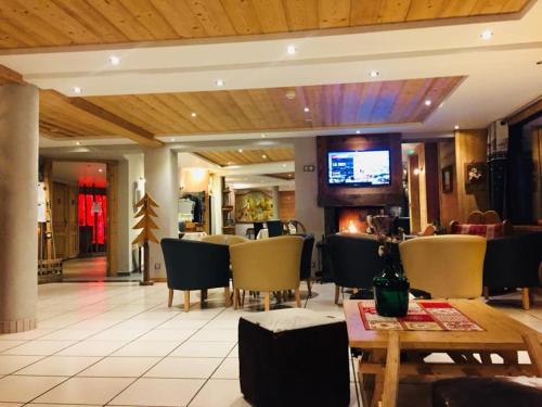 bar/salon, Hotel Alpina in Morzine