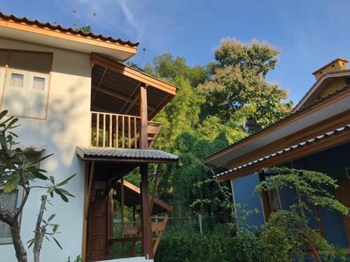 Exterior view, Paiyannoi Guesthome near Bann Kang Wat