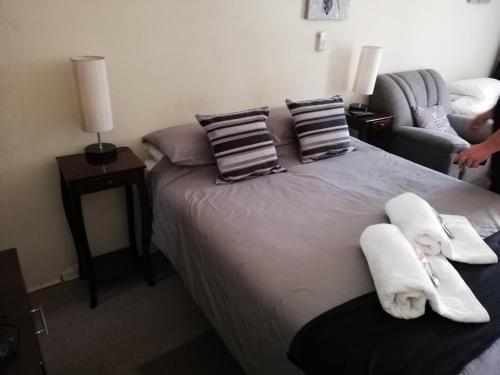 1 double bed, 1 twin bed