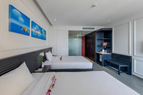 Deluxe Twin Room image 6