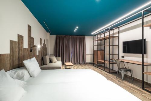 Ushuaia, The Mountain Hotel Set in a prime location of Arinsal, Ushuaia, The Mountain Hotel puts everything the city has to offer just outside your doorstep. Featuring a satisfying list of amenities, guests will find their stay 