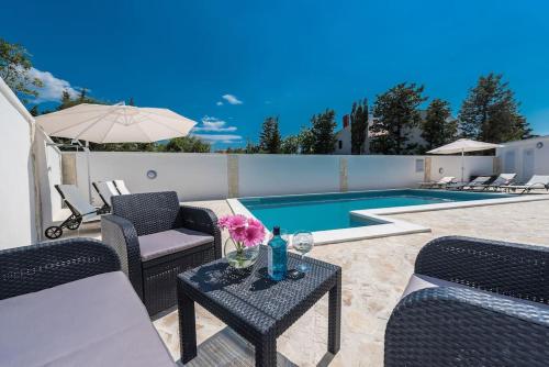 Villa Star 6 a centrally located ap. with a pool