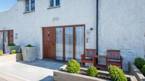 Saddle and Stable Rooms - image 6