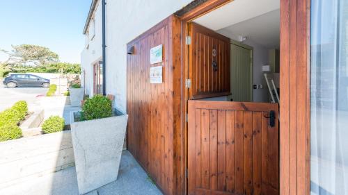 Saddle and Stable Rooms - image 3