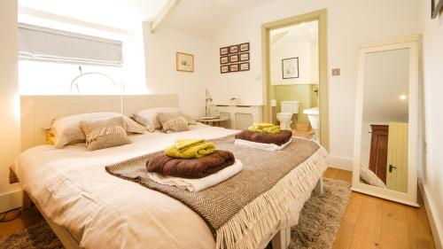 Saddle and Stable Rooms - image 4