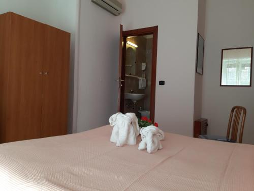 Double Room with Balcony image 3