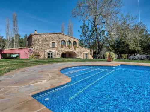 Masia mont ras in Montrás