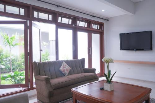 Shared lounge/TV area, MK HOUSE TENDEAN in Mampang