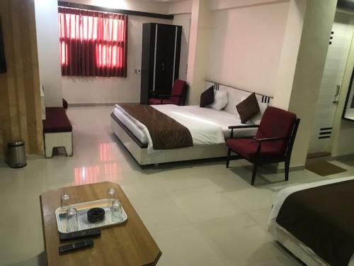 Hotel Mansarovar Located in Maninagar, Hotel Mansarovar is a perfect starting point from which to explore Ahmedabad. The property has everything you need for a comfortable stay. All the necessary facilities, including