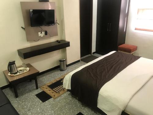 Hotel Mansarovar Located in Maninagar, Hotel Mansarovar is a perfect starting point from which to explore Ahmedabad. The property has everything you need for a comfortable stay. All the necessary facilities, including