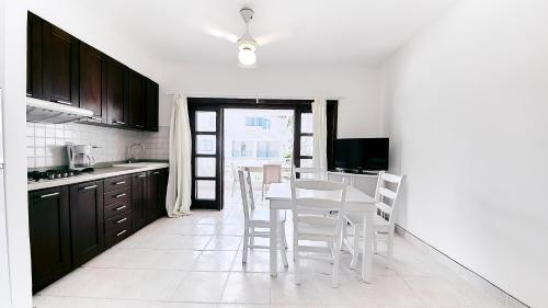 Flor del Mar Condo Punta Cana Beachfront Located in Los Corales, Flor del Mar Condo Punta Cana Beachfront is a perfect starting point from which to explore Bavaro. The property offers a wide range of amenities and perks to ensure you have a 