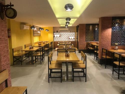 Hotel Mansarovar Located in Maninagar, Hotel Mansarovar is a perfect starting point from which to explore Ahmedabad. The property has everything you need for a comfortable stay. All the necessary facilities, including