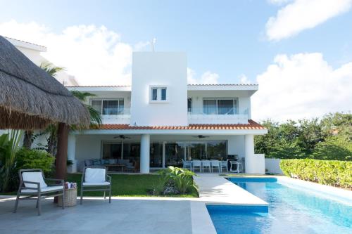 Luxury 5 Bedroom House private pool