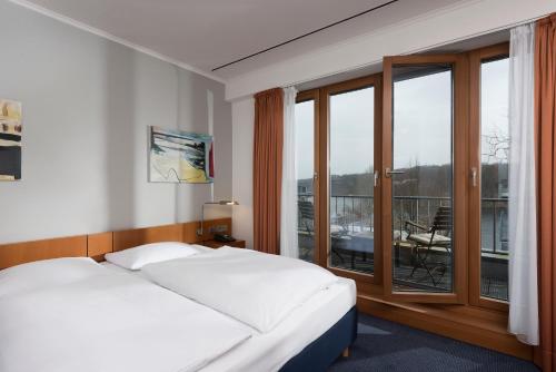 2 twin beds, 1 sofa bed