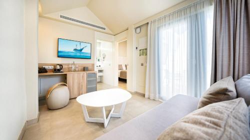 Club Maspalomas Suites & Spa - Adults Only Bungalows Club Maspalomas is conveniently located in the popular Costa Melonares area. The property features a wide range of facilities to make your stay a pleasant experience. Take advantage of the h