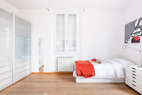 Skyline Central Apartment - image 10