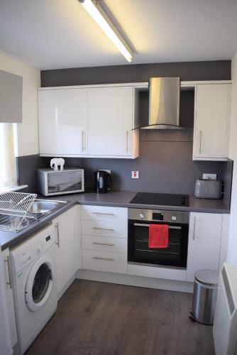 Kitchen, Kelpies Serviced Apartments Alexander- 2 Bedrooms in Falkirk