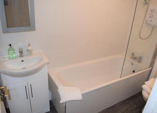 Bathroom, Kelpies Serviced Apartments Alexander- 2 Bedrooms in Falkirk
