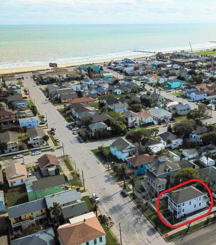 Beautiful two-story in Central Galveston, short walk to beach, near downtown! | Seas the Breeze