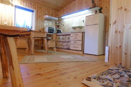 Wild Caribou's Wildwood Cabin - Accommodation - Lakselv