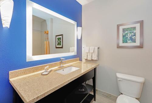 La Quinta by Wyndham Denton - University Drive - image 2