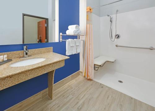 La Quinta by Wyndham Denton - University Drive - image 3