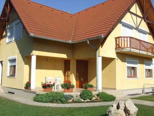  Apartments in Balatonlelle 27627, Unterkunft in Balatonlelle