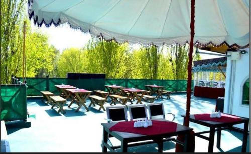 Hotel Green Leaf,Sonwar Bagh,3 star