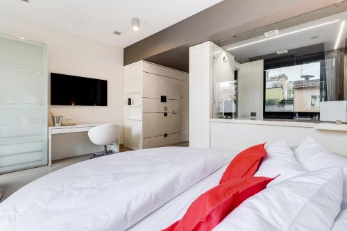 EMERALD Luxury Suite Apartment, Рим (фото 8)