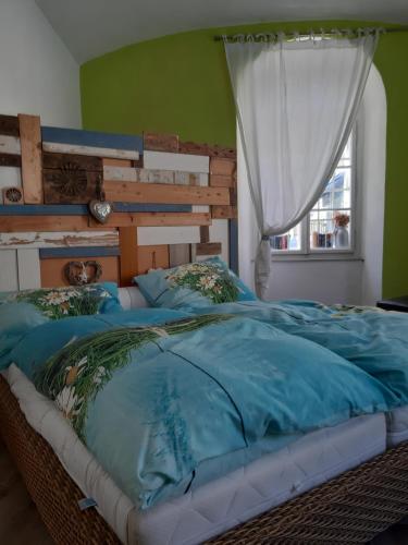 2 bedrooms, 7 beds