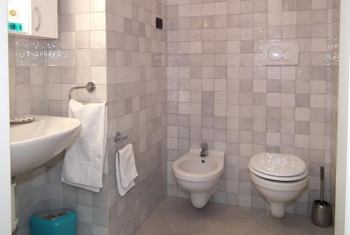 One-Bedroom Apartment image 10