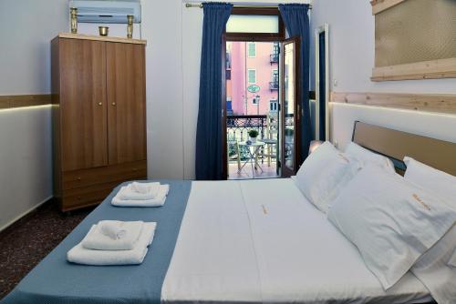 Double or Twin Room image 10