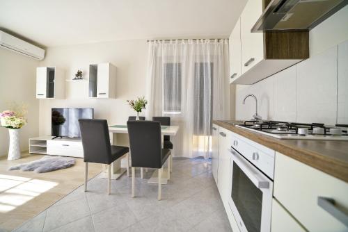  Apartment Dora, Unterkunft in Sinj