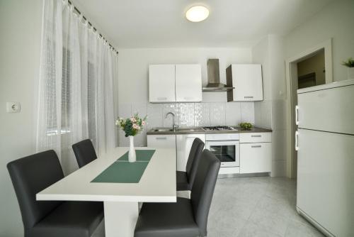  Apartment Dora in Sinj