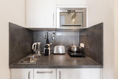 Kitchen, TRIO Apartment Hotel Berlin in Marzahn