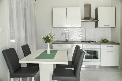  Apartment Dora in Sinj